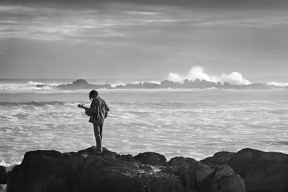 איש עומד על צוק מול הים