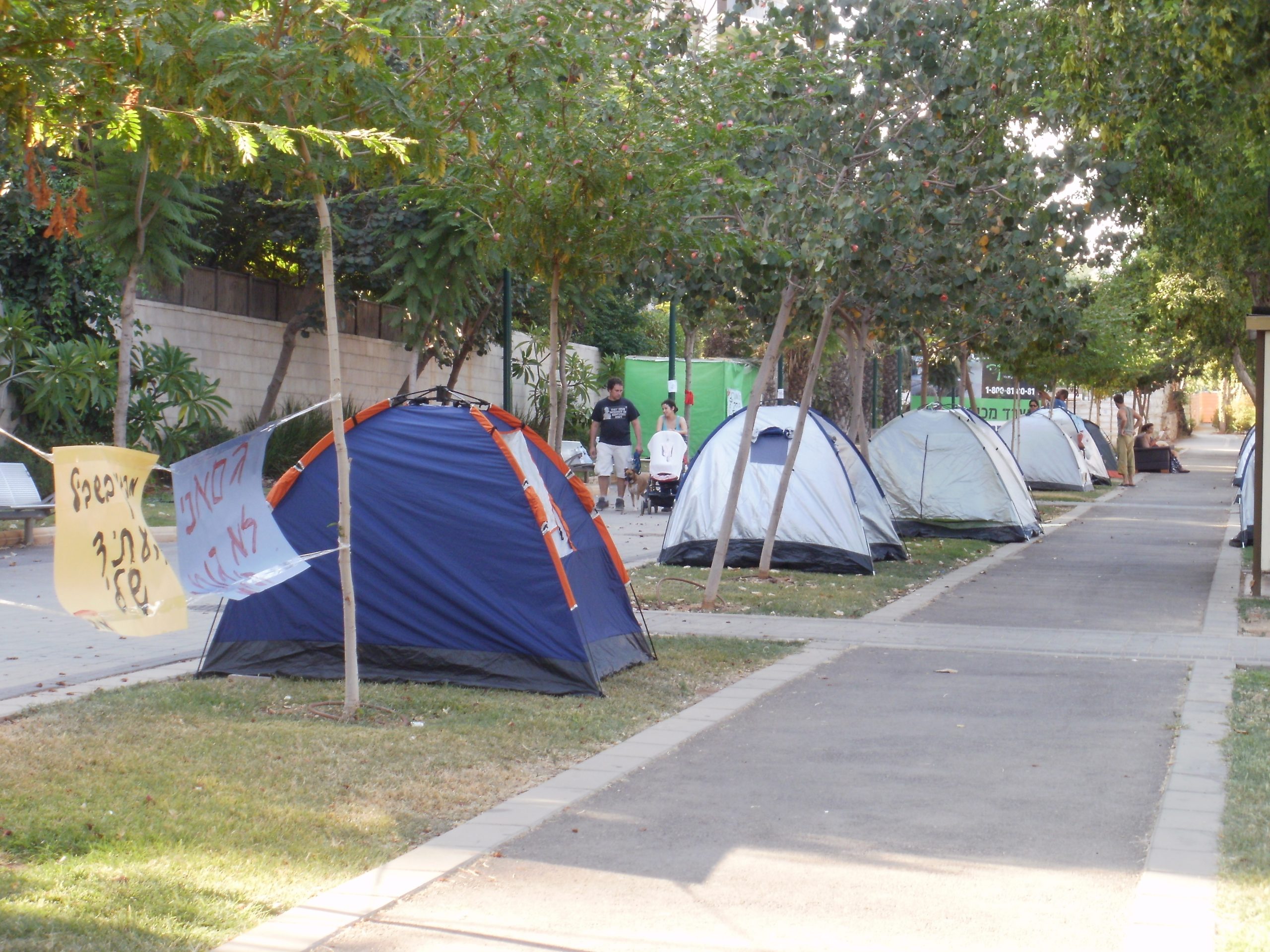 מספר אוהלים ברחוב בקרית אונו בשנת 2011, מחאת הדיור הציבורי