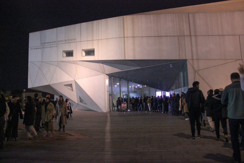 תור בכניסה לאגף החדש של מוזיאון תל אביב לאמנות