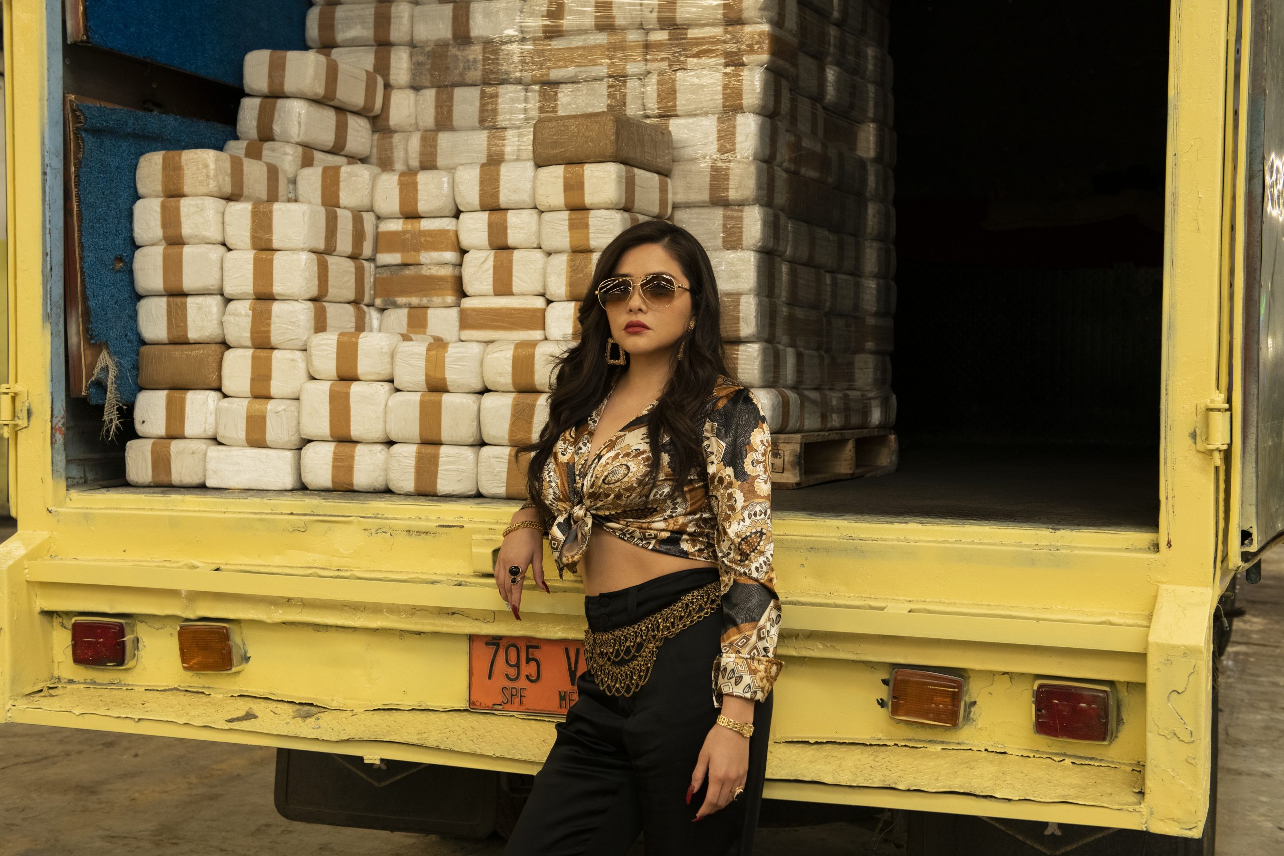 חברה בקרטל המקסיקני עומדת לפני משאית מלאה בלנות קוקאין