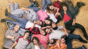 חבורת אנשים שוכבים אחד ליד על השני על הרצפה