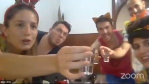 משתתפי המסיבה עושים לחיים