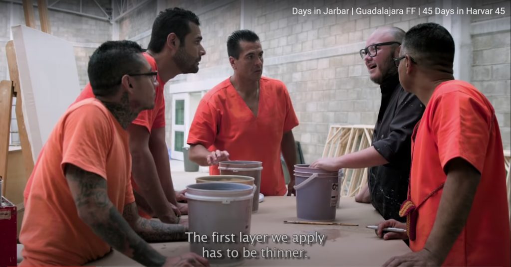ארבעה אסירים והאמן ס'זאר ארצ'יגה בסרט "45 Days in Harvar". הוא מסביר להם למרוח שכבה דקה על הקנבס