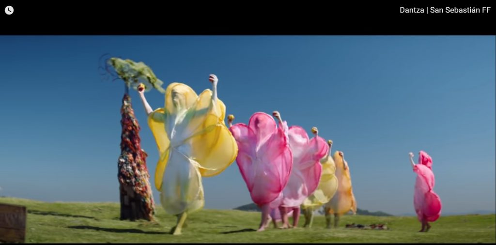 רקדנים בתלבושות צבעוניות בסרט "Dantza". מתוך פסטיבל הקולנוע הגלובלי-דיגיטלי wa are one