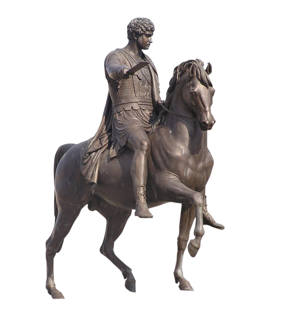 פסל של דמות גברית על גבו של סוס
