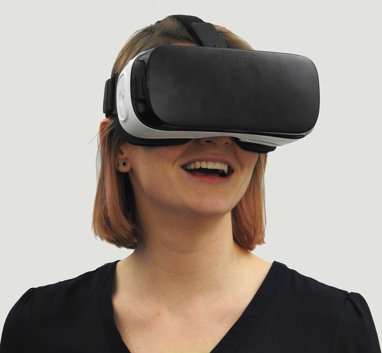 בחורה עם משקפיי VR