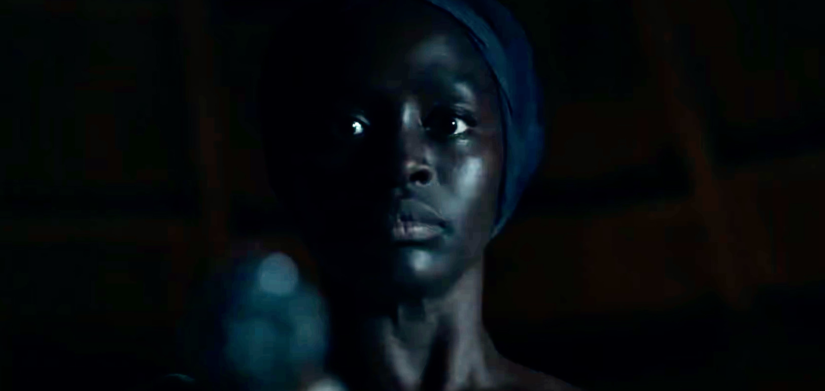 אישה אפרו אמריקאית מכוונת אקדח. מתוך הטריילר
