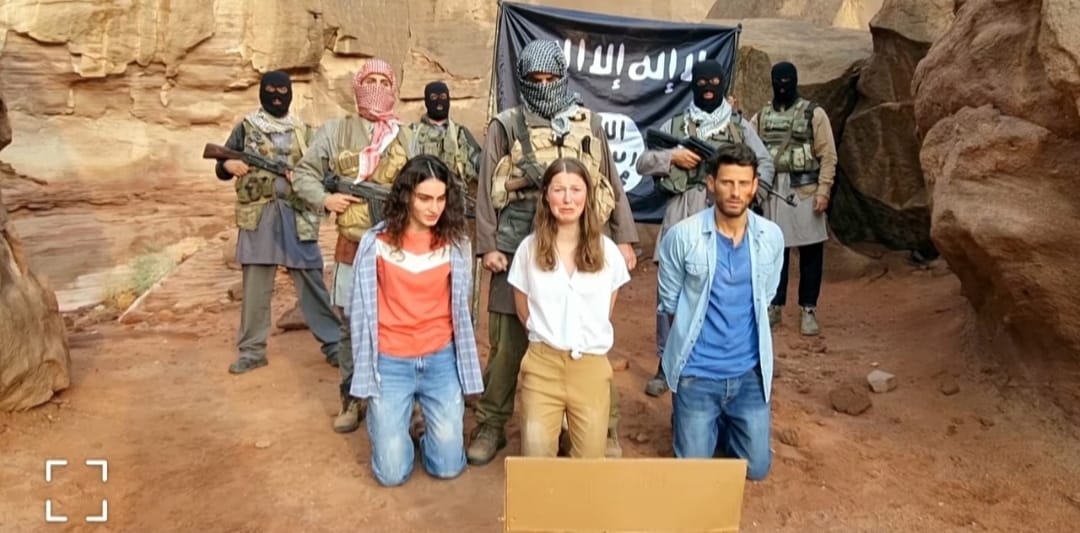 קטע מתוך הסדרה, בה כורעים החטופים על הברכיים ומאחוריהם אנשי דאעש