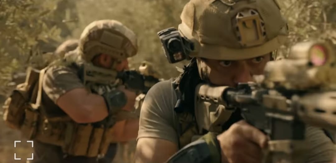 תמונה מתוך הסדרה, בה רואים חיילים חמושים בנשקים