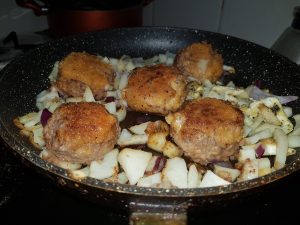 קציצות מטוגנות עם תפוחי אדמה ובצל