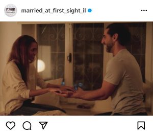 הזוג הדס ושי מהתוכנית "חתונה ממבט ראשון" עושים תרגיל במסגרתו נוגעים בכפות הידיים זו של זה.