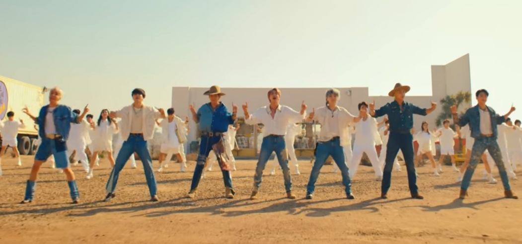 חברי להקת BTS מתוך הקליפ "Permission to Dance"