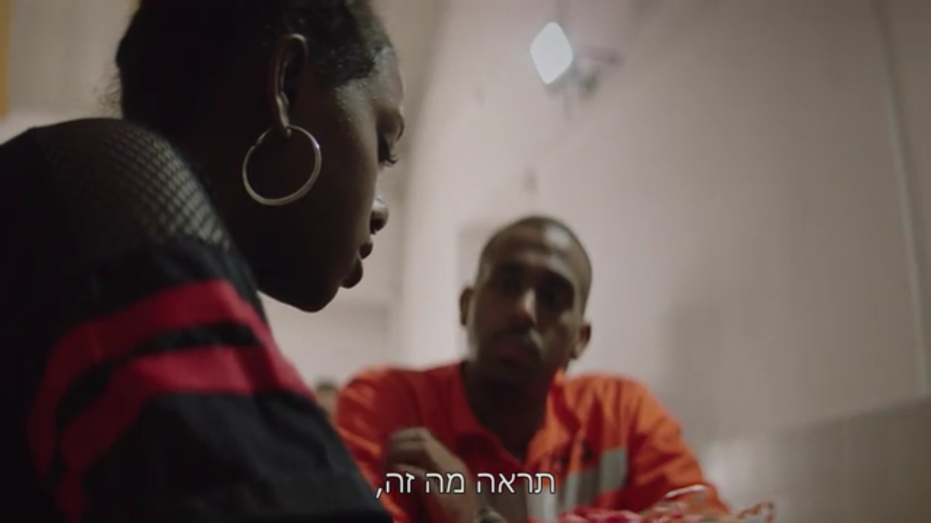 בחורה אתיופית מבקרת בחור אתיופי הנמצא בכלא