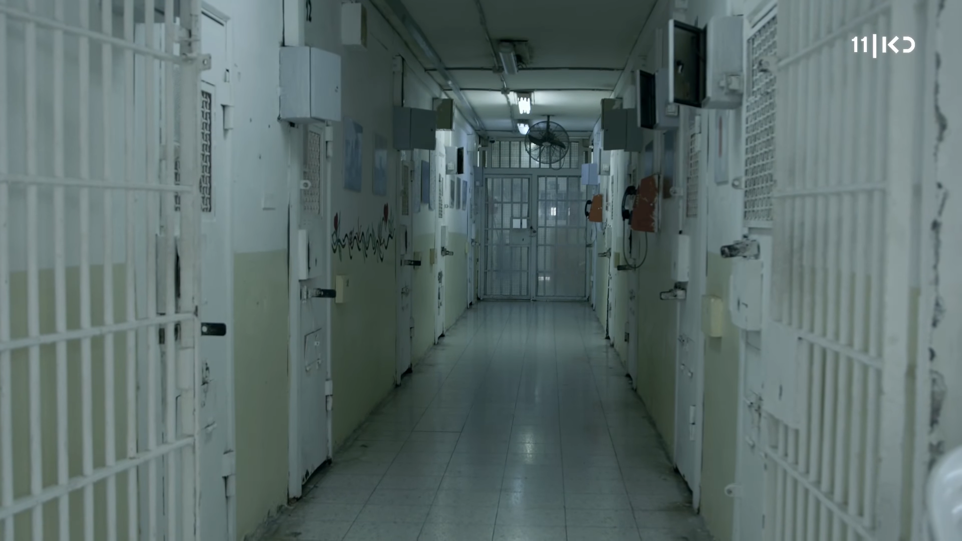 פנים של כלא, תאים מסורגים ומסדרון ארוך