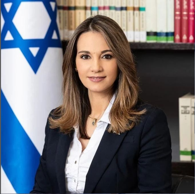 דר יפעת שאשא ביטון, שרת החינוך על רקע דגל ישראל