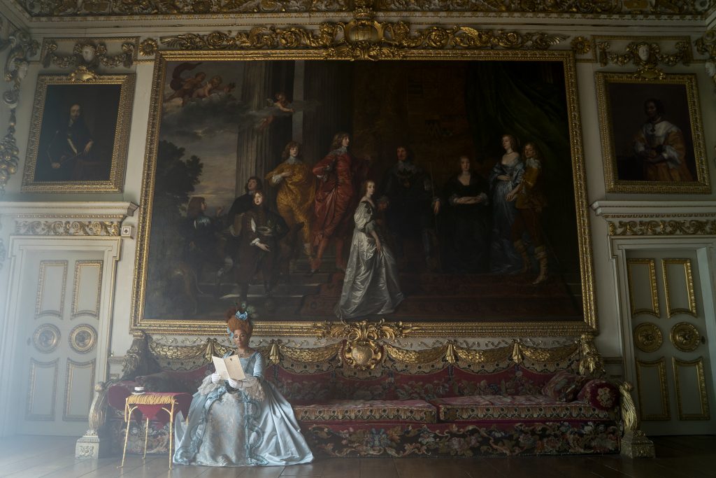 שרלוט המלכה על רקע תמונה של משפחת אצילות