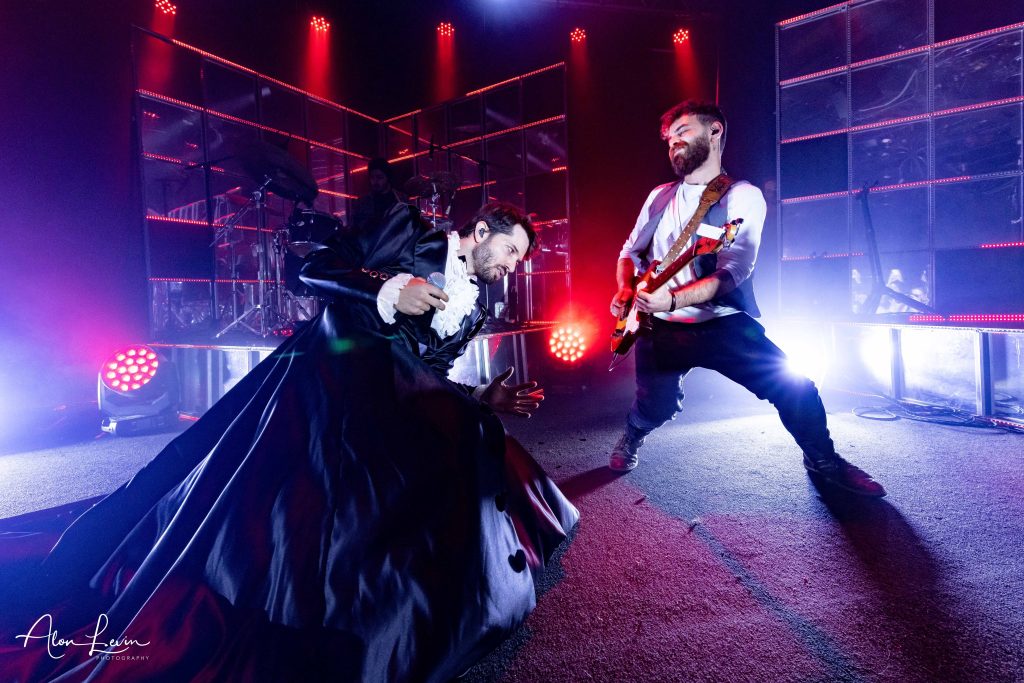 רן על הבמה ברידינג 3 תל אביב עם נגן הגיטרה שלו בשמלה