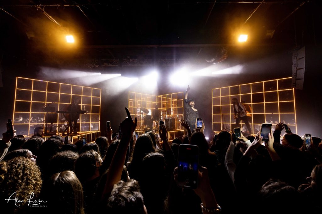 רן על הבמה ברידינג 3 תל אביב עם המעריצות ממול