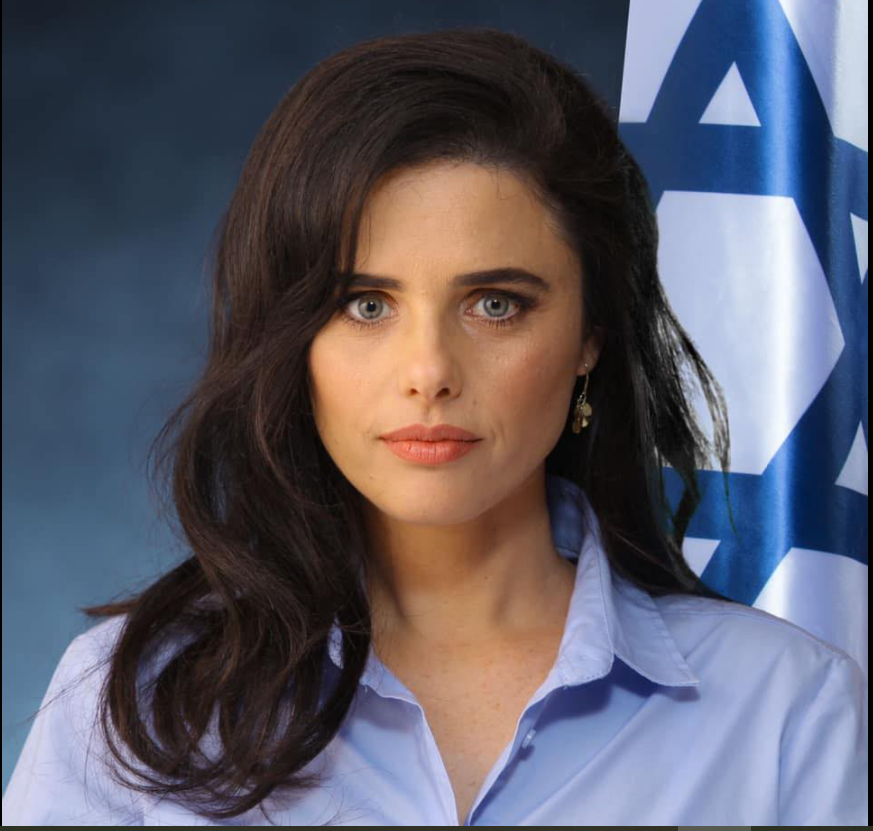 איילת שקד, שרת הפנים על רקע דגל ישראל