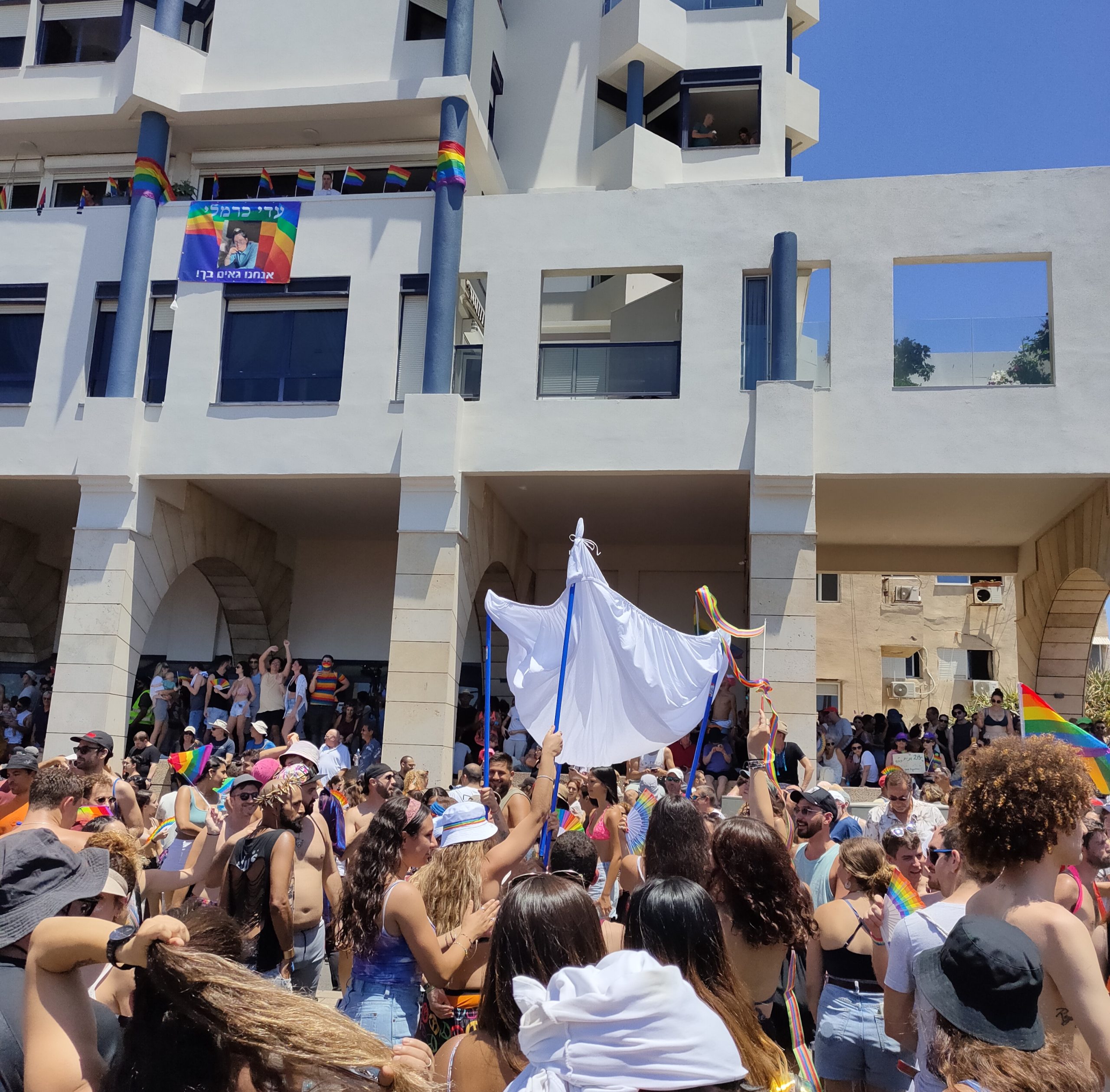 מצעד הגאווה בתל אביב 2021 עם חופה במרכז התמונה כדרישה להכרה בשיוויון גם בנישואין