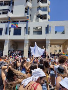 מצעד הגאווה בתל אביב 2021 עם חופה במרכז התמונה כדרישה להכרה בשיוויון גם בנישואין