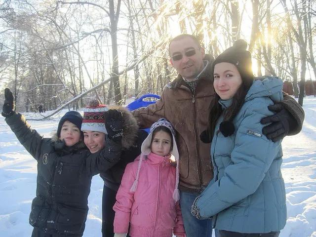 אבא וארבעת הילדים שלו במוסקבה, יש שלג ברקע.